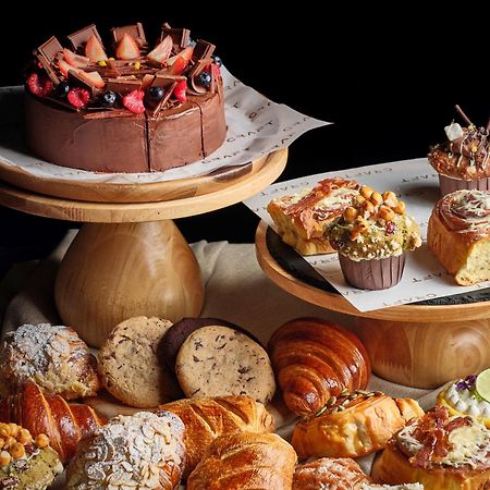 Hotel Kimpton Maa-Lai Bangkok By Ihg Zewnętrze zdjęcie A selection of pastries