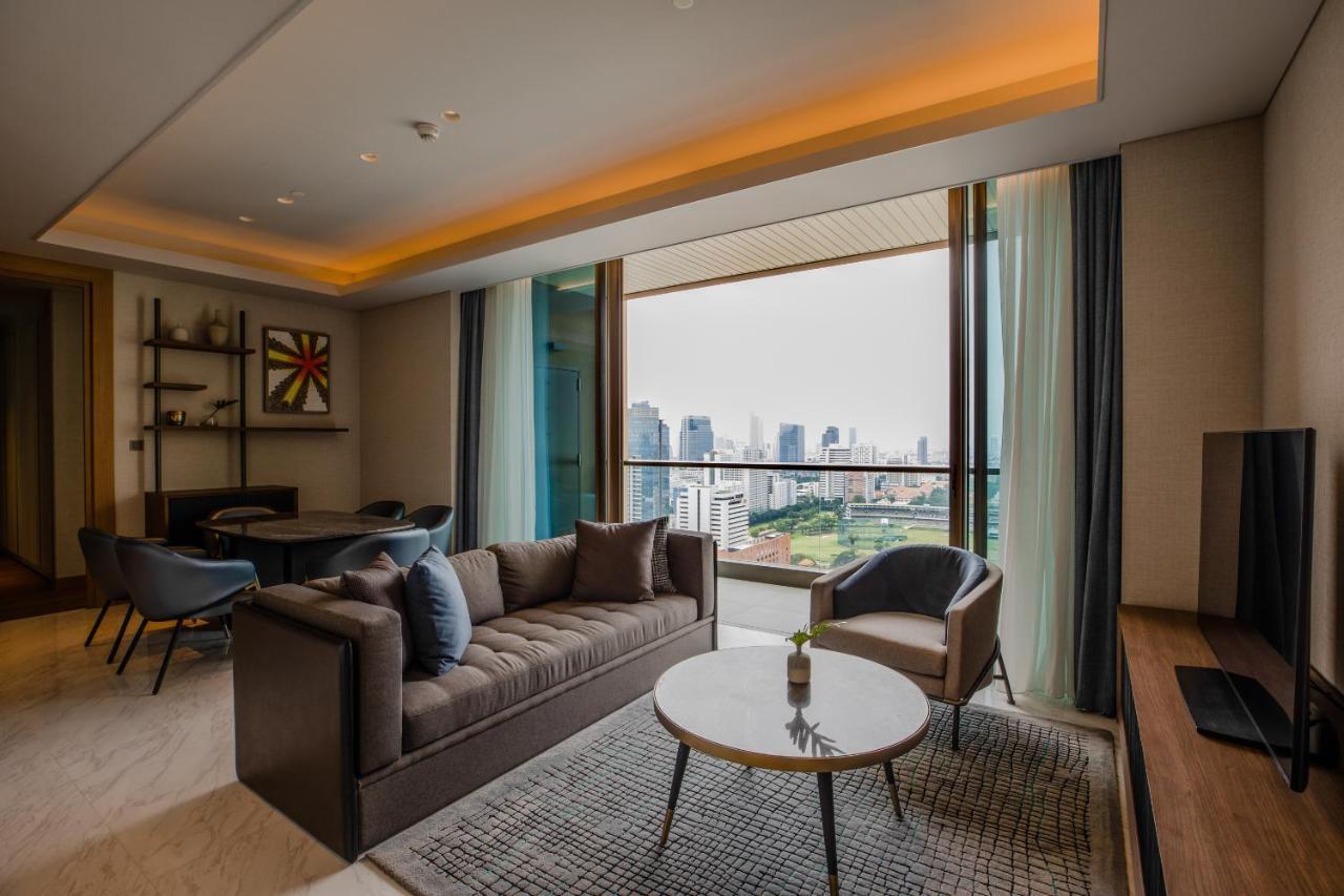 Hotel Kimpton Maa-Lai Bangkok By Ihg Zewnętrze zdjęcie Living room of a suite at the hotel