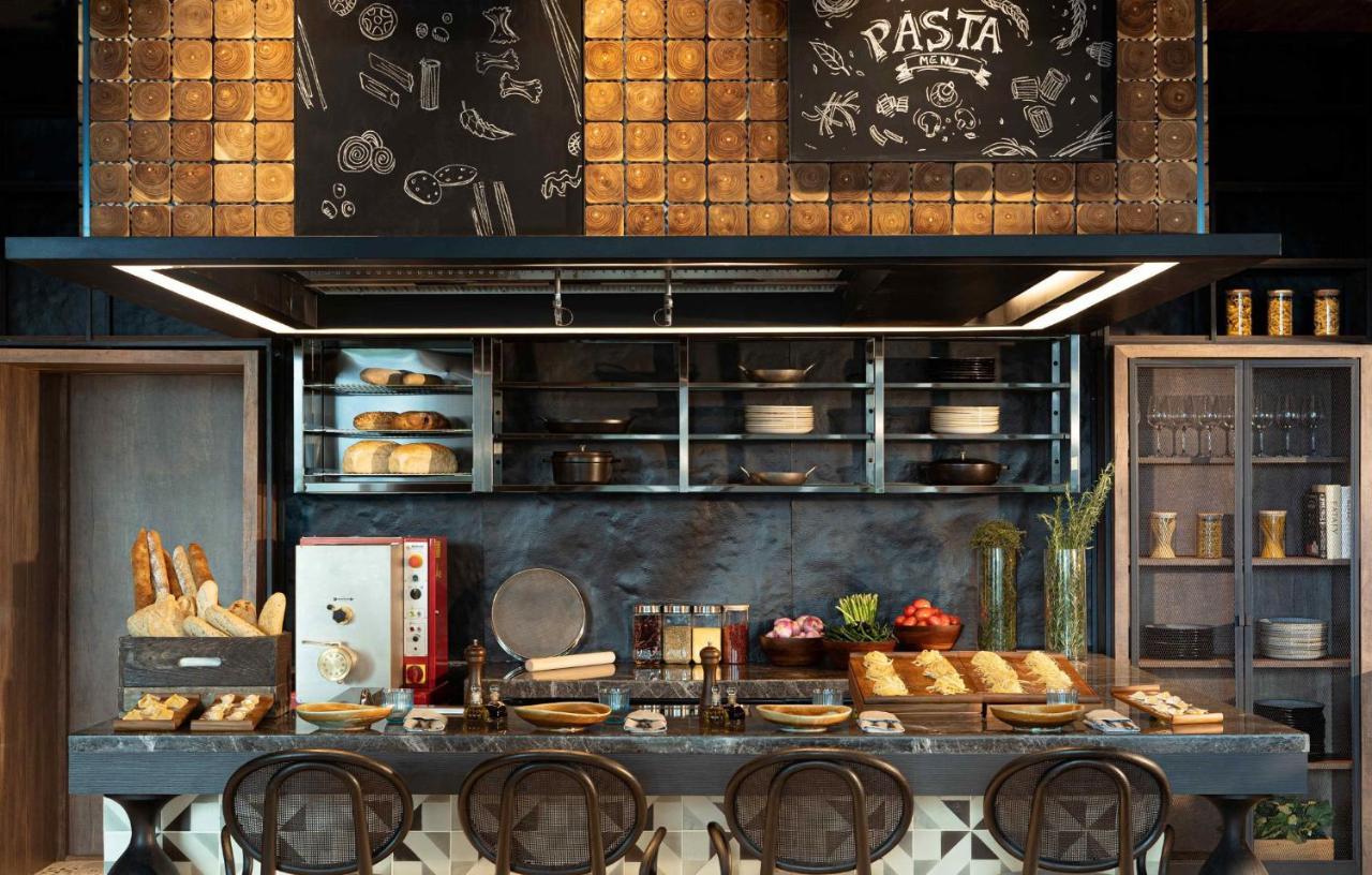 Hotel Kimpton Maa-Lai Bangkok By Ihg Zewnętrze zdjęcie The open kitchen at the restaurant