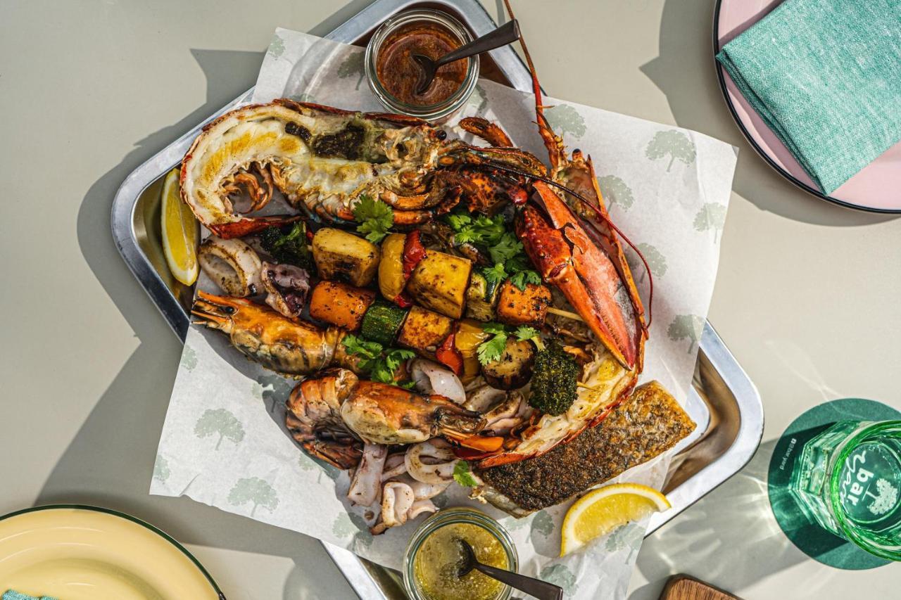 Hotel Kimpton Maa-Lai Bangkok By Ihg Zewnętrze zdjęcie A lobster and prawn platter