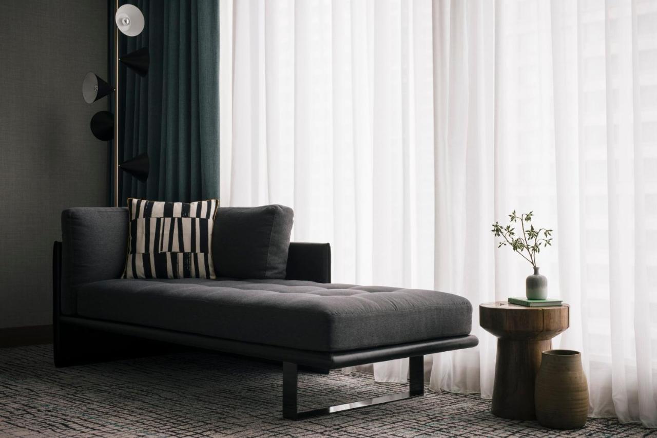 Hotel Kimpton Maa-Lai Bangkok By Ihg Zewnętrze zdjęcie A modern chaise longue